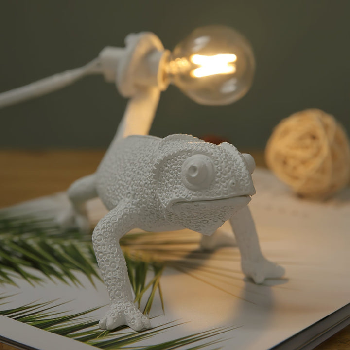 CamouGlow – Resin Table Lamp with Charming Chameleon Detail | Kalsten