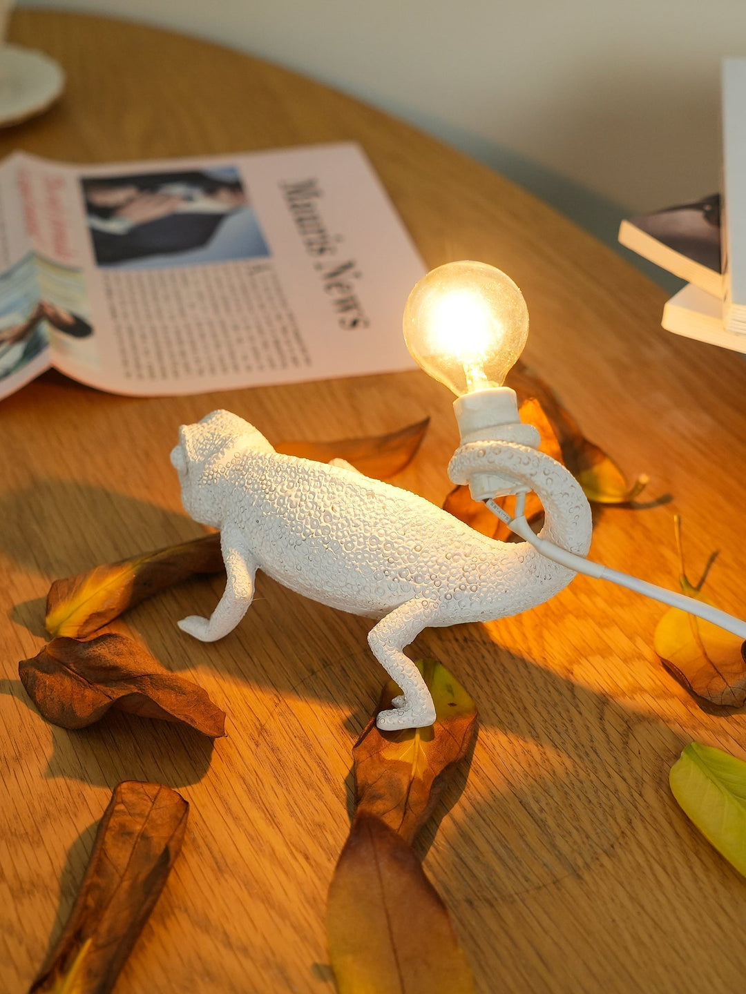 CamouGlow – Resin Table Lamp with Charming Chameleon Detail | Kalsten