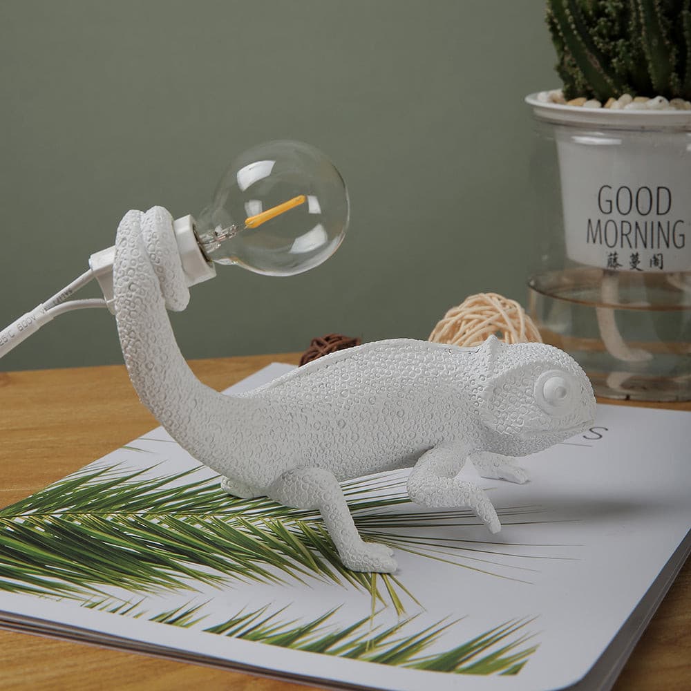 CamouGlow – Resin Table Lamp with Charming Chameleon Detail | Kalsten