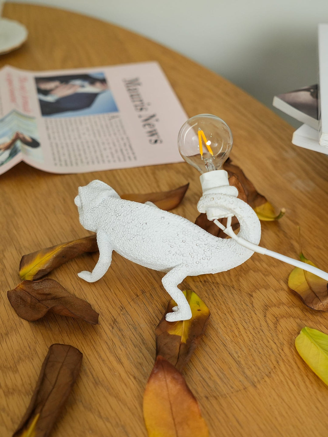 CamouGlow – Resin Table Lamp with Charming Chameleon Detail | Kalsten