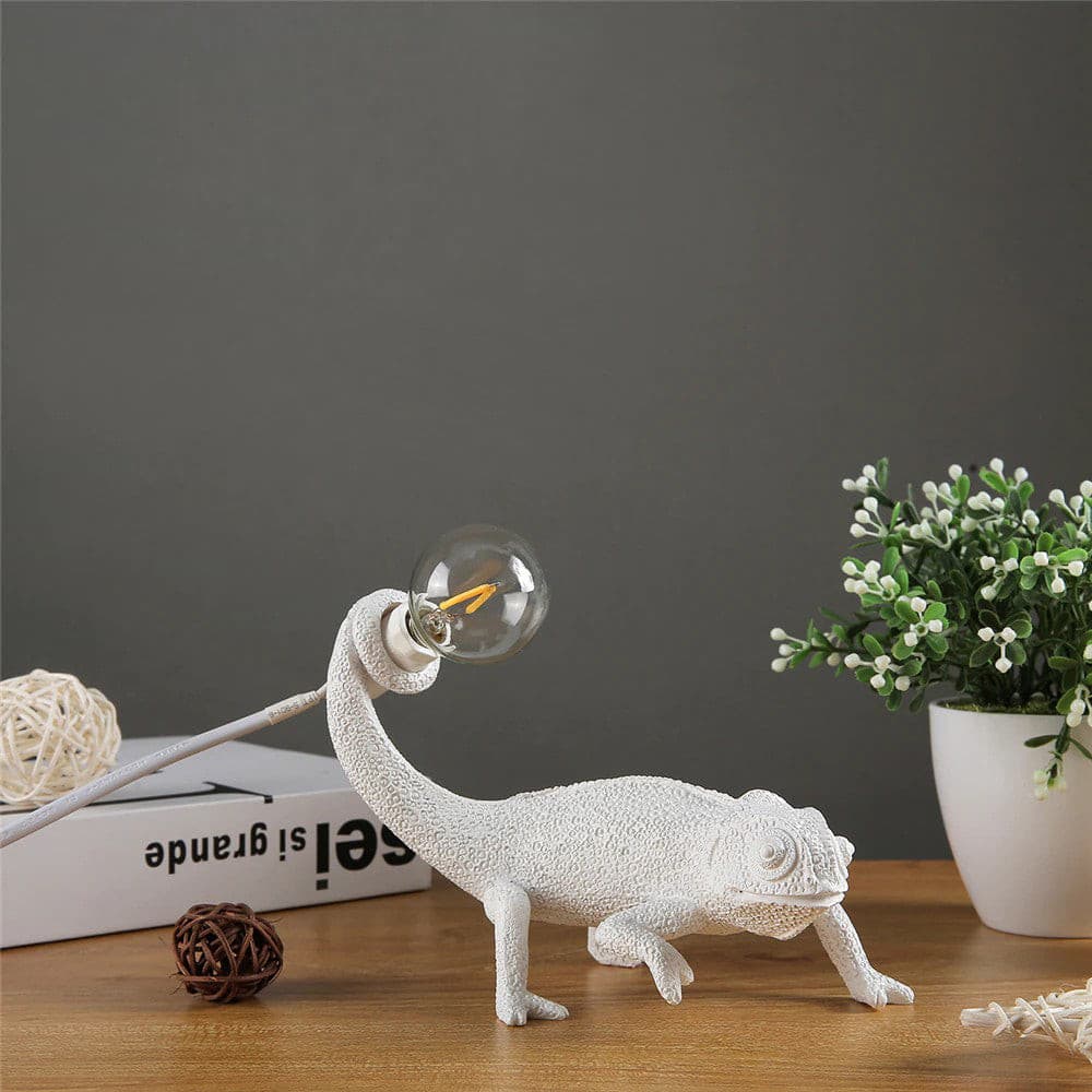 CamouGlow – Resin Table Lamp with Charming Chameleon Detail | Kalsten