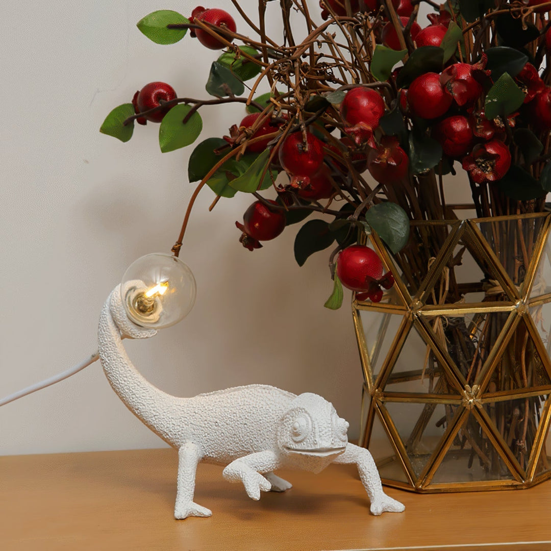 CamouGlow – Resin Table Lamp with Charming Chameleon Detail | Kalsten
