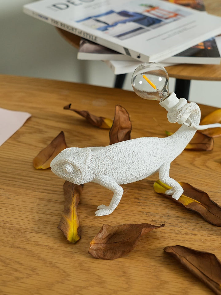 CamouGlow – Resin Table Lamp with Charming Chameleon Detail | Kalsten