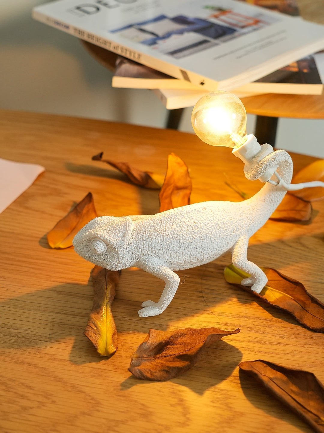 CamouGlow – Resin Table Lamp with Charming Chameleon Detail | Kalsten