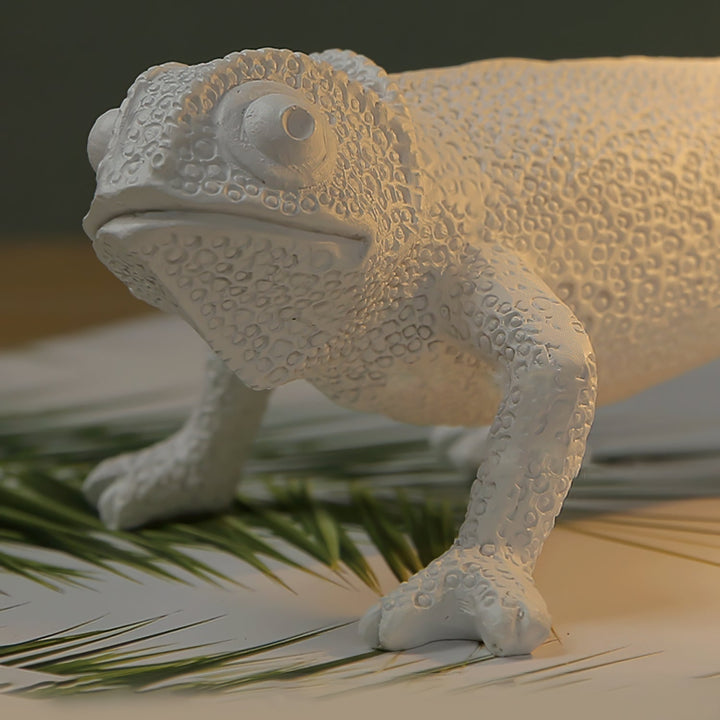 CamouGlow – Resin Table Lamp with Charming Chameleon Detail | Kalsten