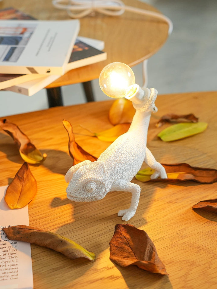 CamouGlow – Resin Table Lamp with Charming Chameleon Detail | Kalsten