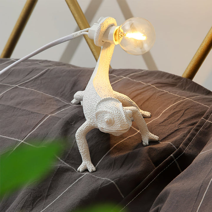 CamouGlow – Resin Table Lamp with Charming Chameleon Detail | Kalsten