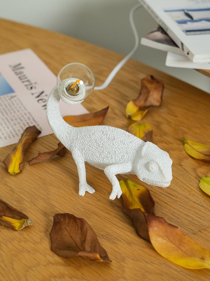 CamouGlow – Resin Table Lamp with Charming Chameleon Detail | Kalsten