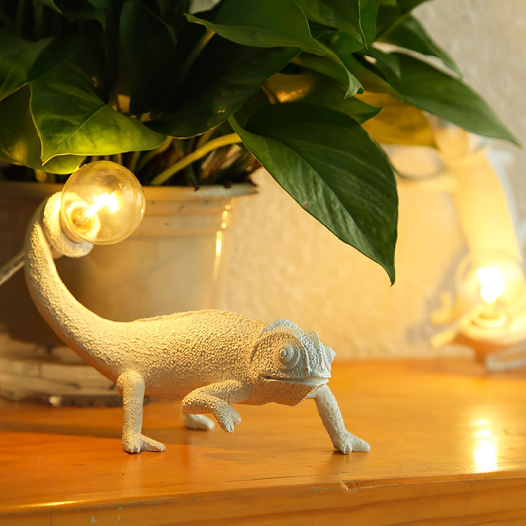 CamouGlow – Resin Table Lamp with Charming Chameleon Detail | Kalsten