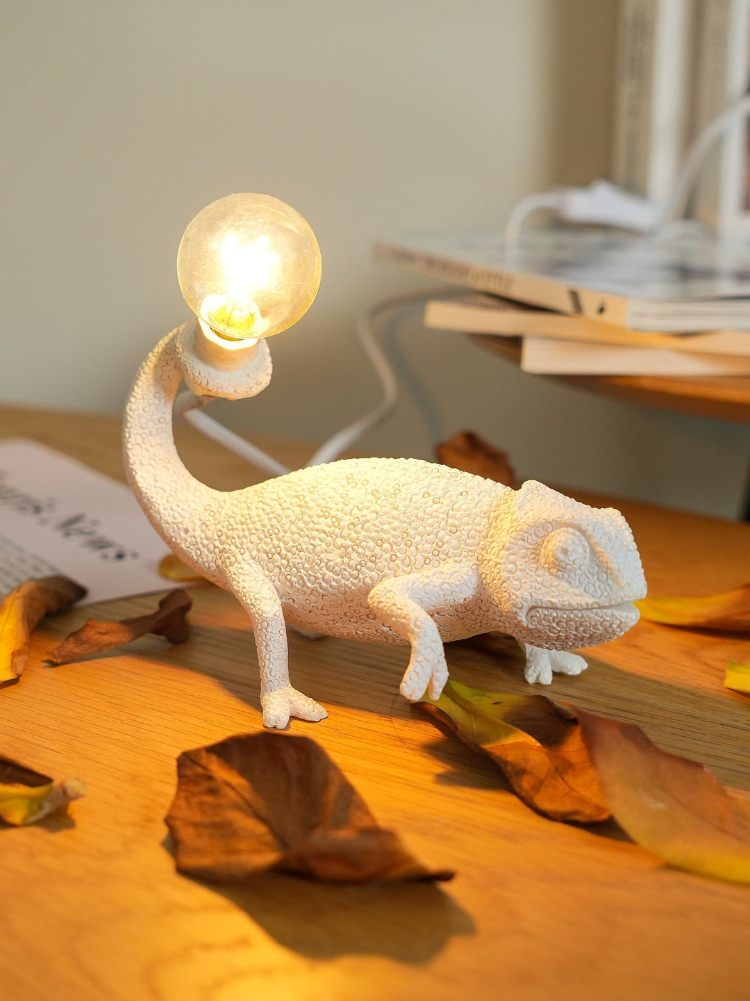 CamouGlow – Resin Table Lamp with Charming Chameleon Detail | Kalsten