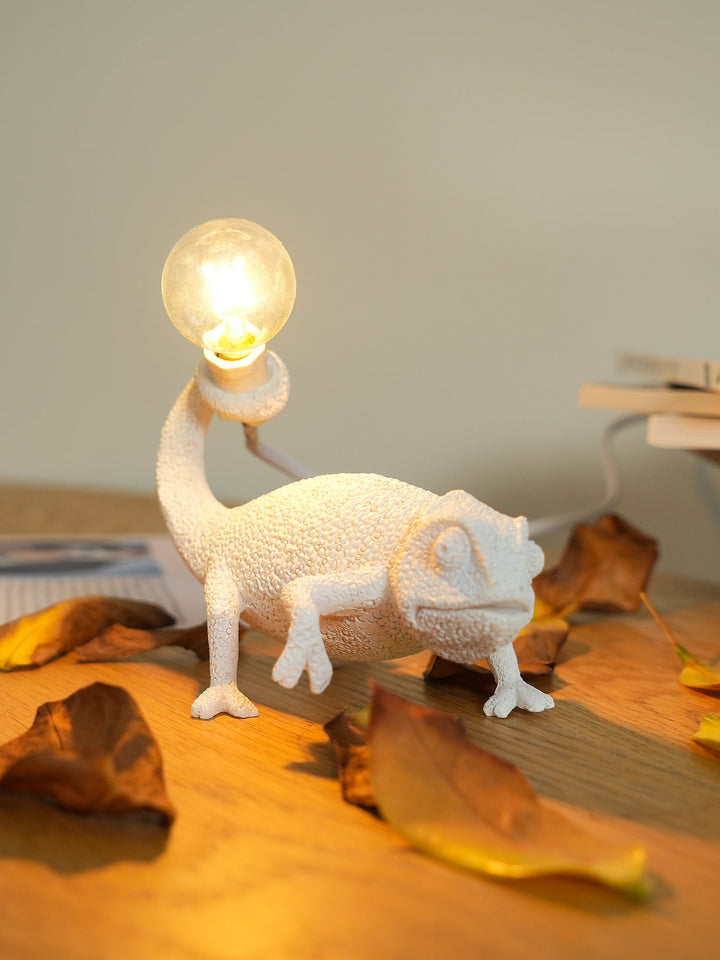 CamouGlow – Resin Table Lamp with Charming Chameleon Detail | Kalsten