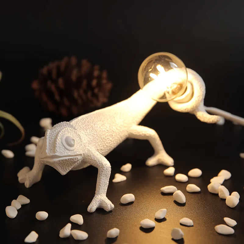 CamouGlow – Resin Table Lamp with Charming Chameleon Detail | Kalsten