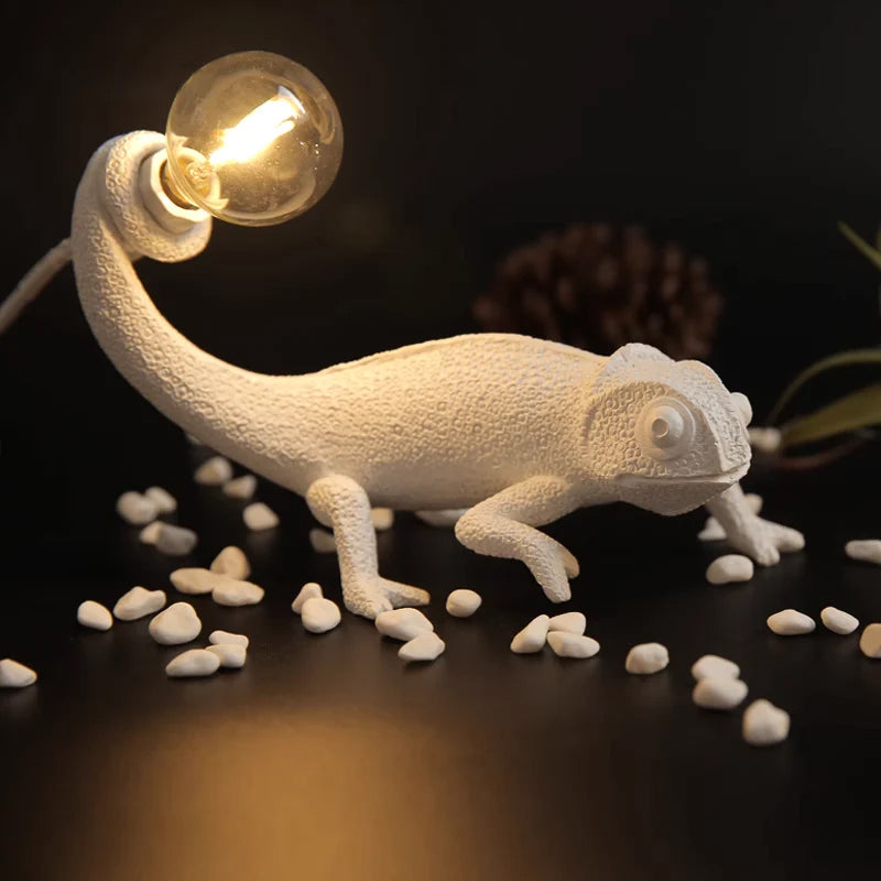 CamouGlow – Resin Table Lamp with Charming Chameleon Detail | Kalsten