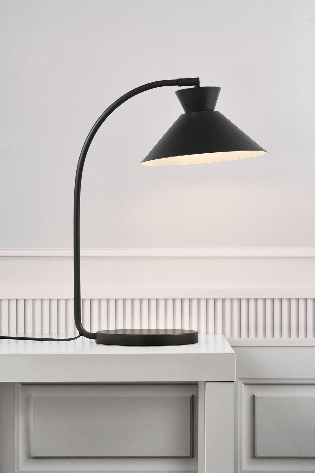 Elegant Retro Lamp - for a Stylish Interior Transformation Kalsten