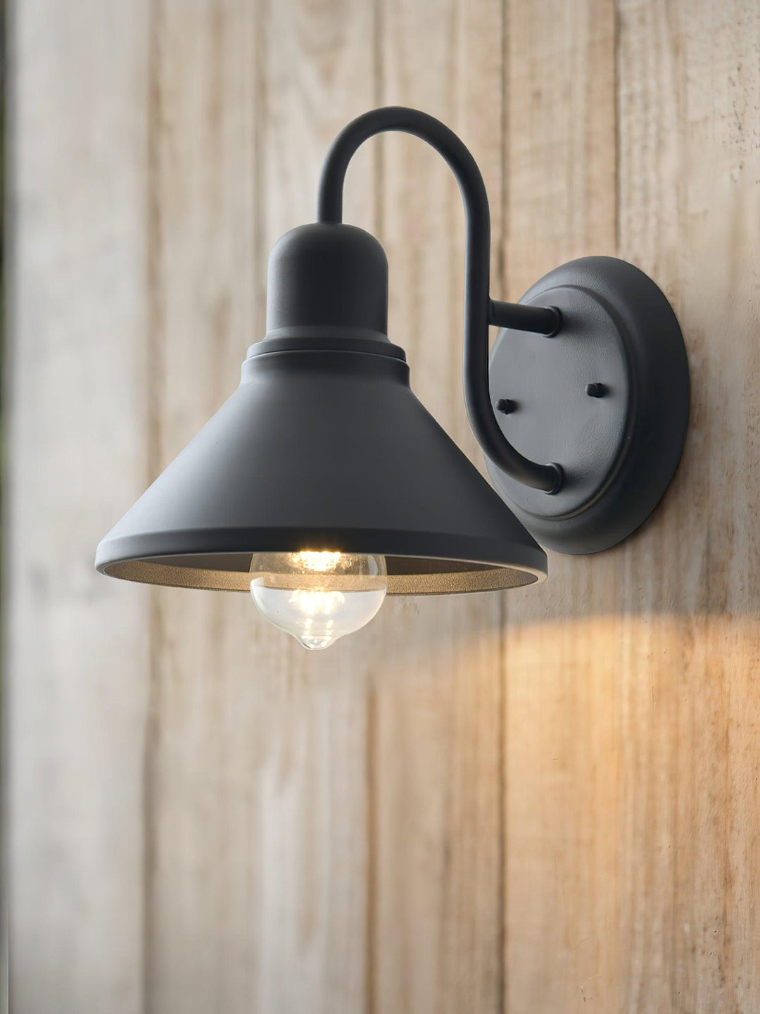 Fable Outdoor Wall Lamp | Kalsten
