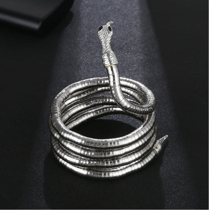 Snake chain - versatile and trendy accessory