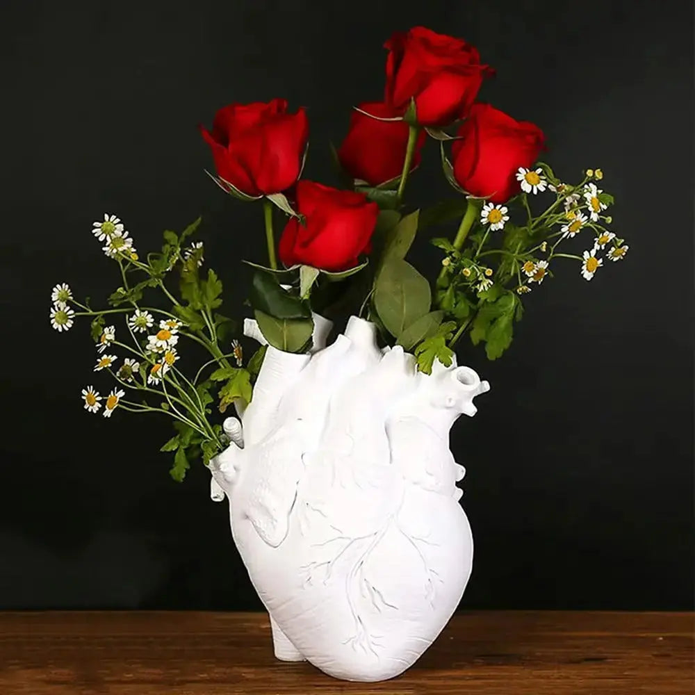 Kalsten | Heart-shaped Art Vase – Creative Vessel in Anatomical Design Made of Resin