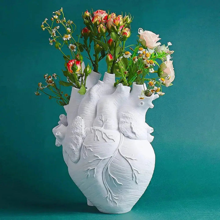 Kalsten | Heart-shaped Art Vase – Creative Vessel in Anatomical Design Made of Resin