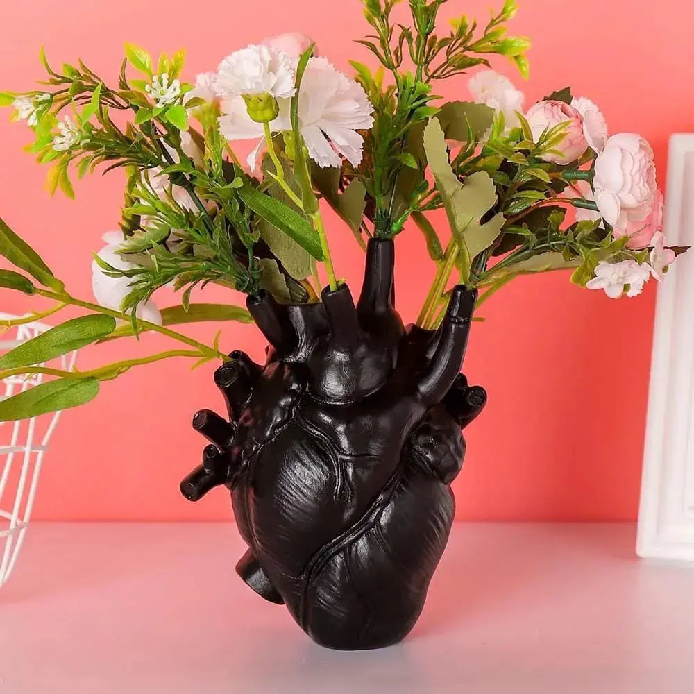 Kalsten | Heart-shaped Art Vase – Creative Vessel in Anatomical Design Made of Resin