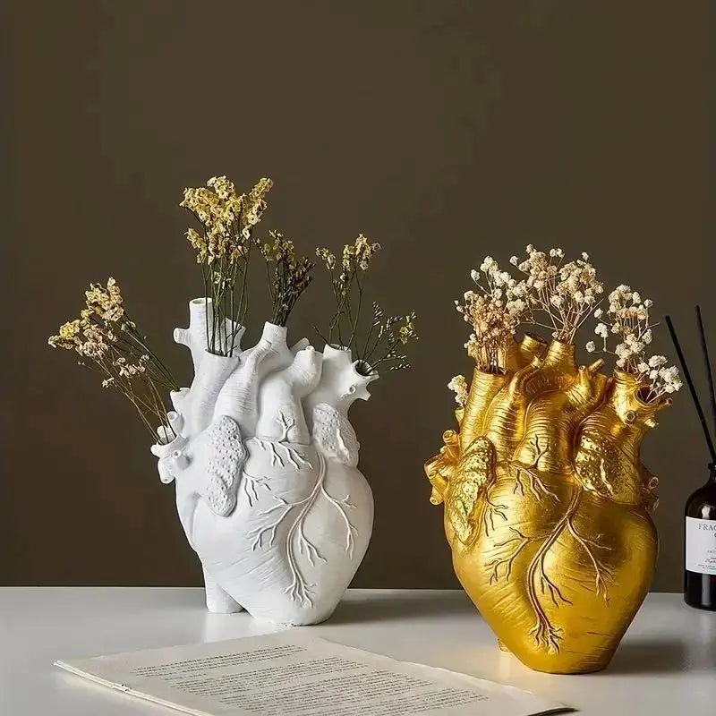 Kalsten | Heart-shaped Art Vase – Creative Vessel in Anatomical Design Made of Resin