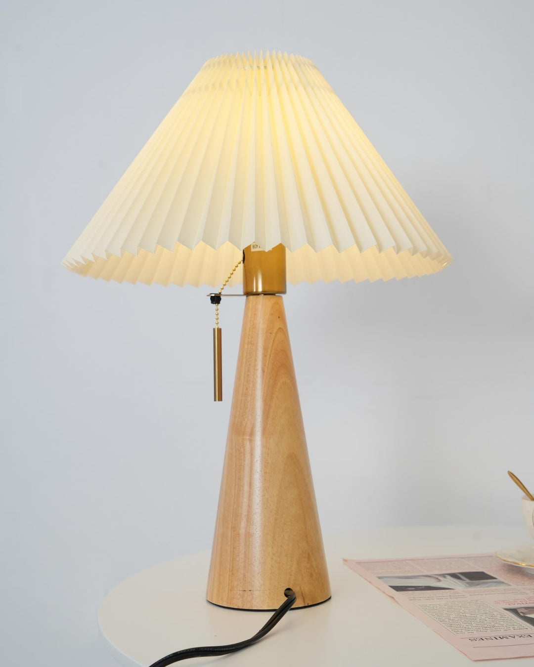 AntiqueRadiance – Elegant Wood and Metal Table Lamp | Kalsten