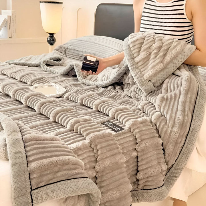 FLUFFIQUE - Premium Snuggle Blanket