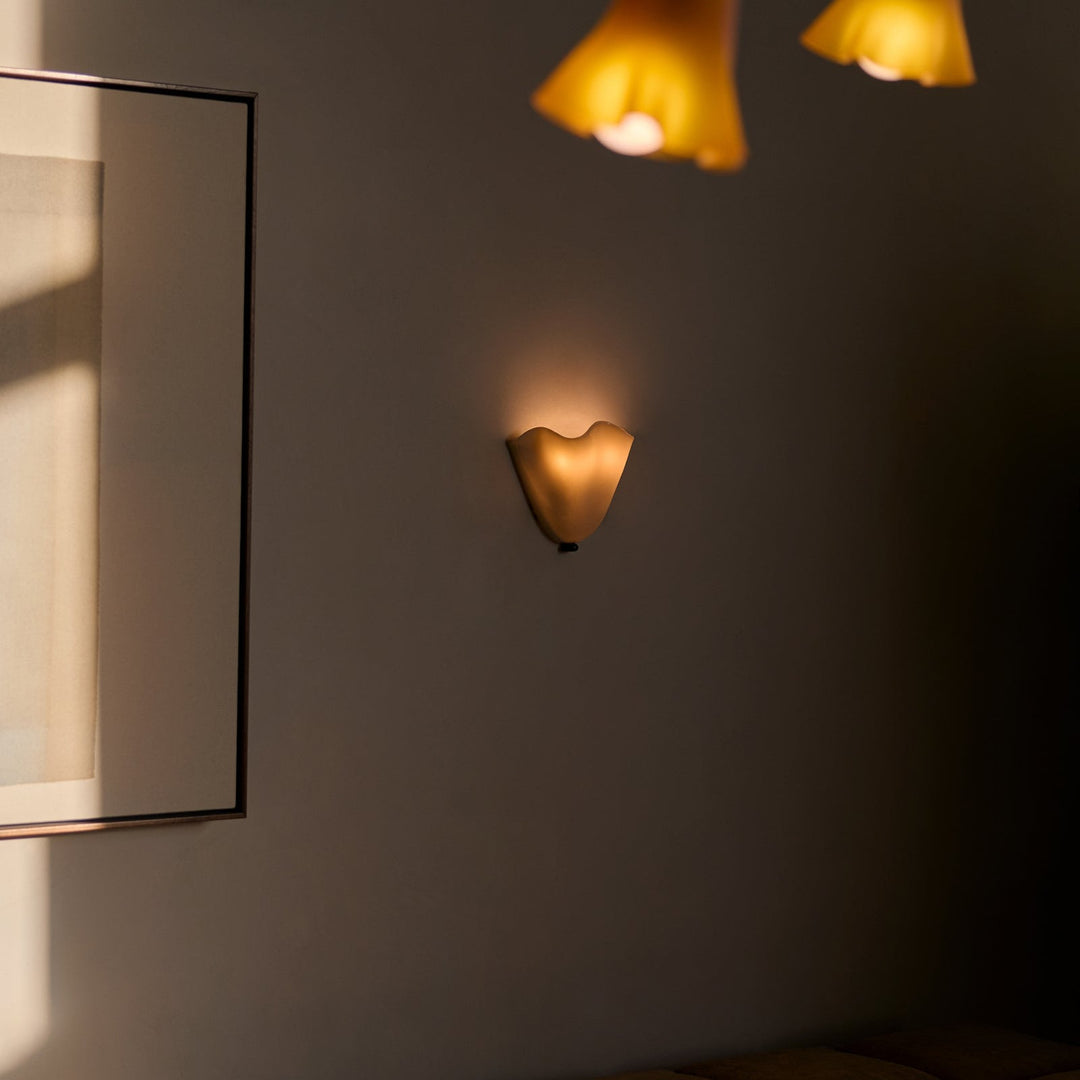 Kalsten | Retro Wall Lamp of Colored Glass in Skirt-Shaped Shell Pattern
