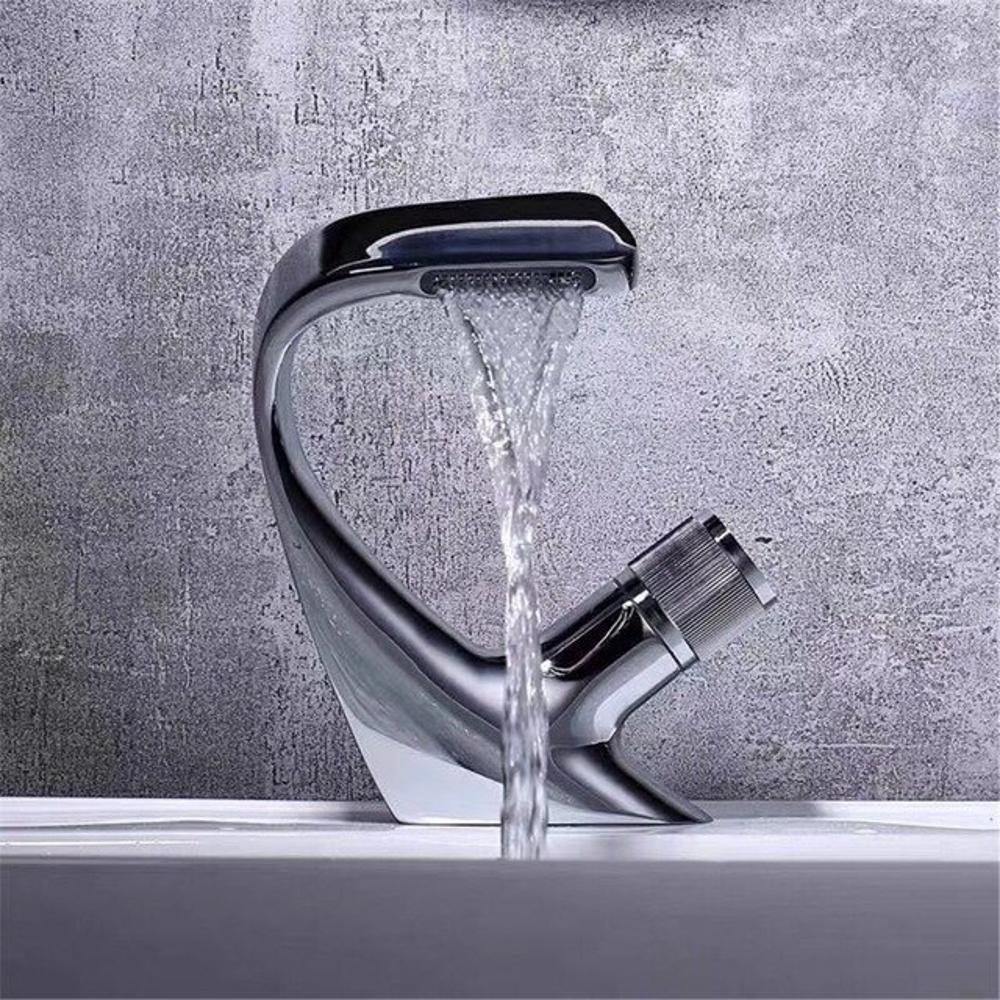 Skanto | AQUACASCADE Servantkran – Modern Waterfall Bathroom Mixer in Solid Brass