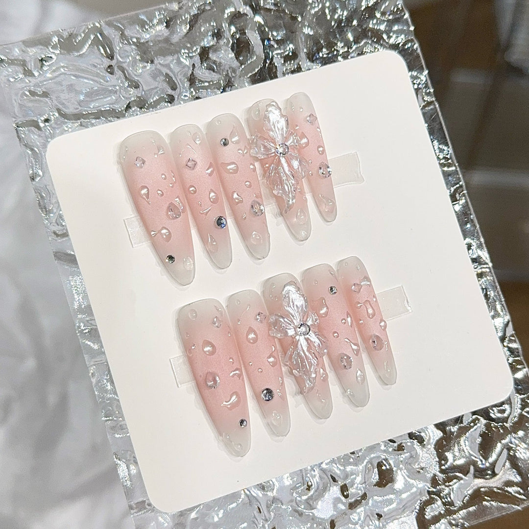 Glamorous artificial nails with sparkling accents Kalsten