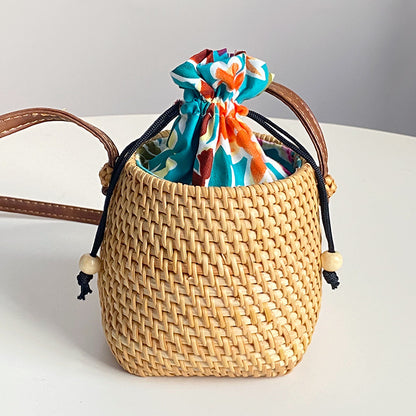 Handwoven basket with leather handle Acalora