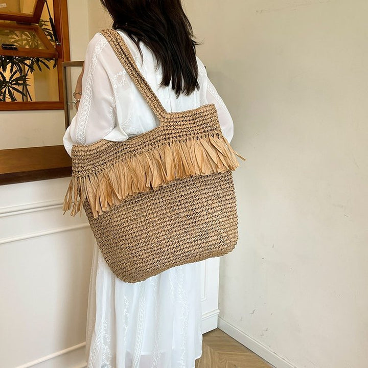 Straw bag with fringes and modern details Kalsten
