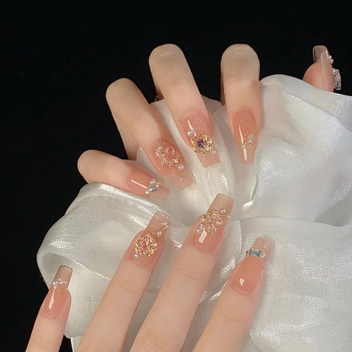 Artificial nails with glitter accents and playful motifs Kalsten