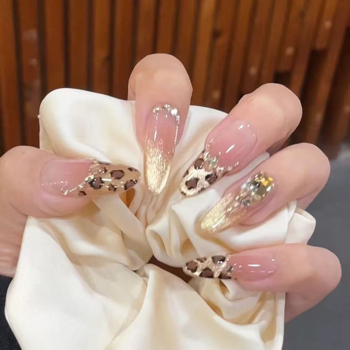 Glamorous artificial nails with elegant glitter accents and leopard details Kalsten