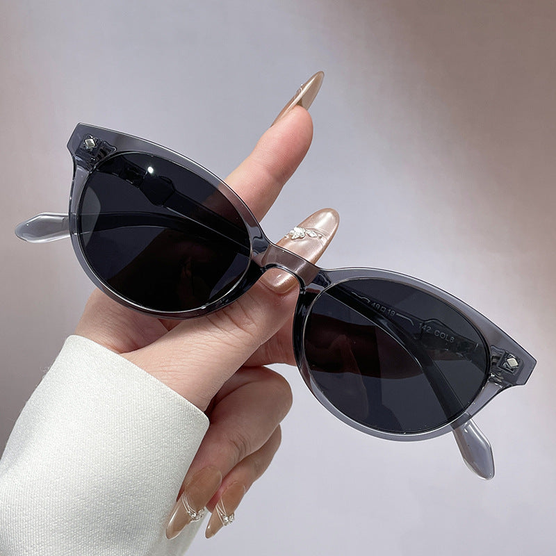Women Retro-inspired Sunglasses with protected UV filter and sturdy frame Kalsten