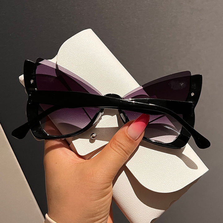 Women striking sunglasses with pearl decoration Kalsten