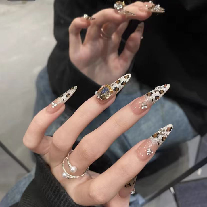 Artificial nails with glamorous glitter accents and leopard print Kalsten