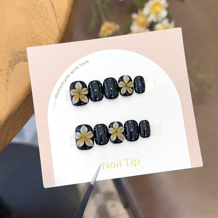 Artificial nails with floral accents and elegant shine Kalsten