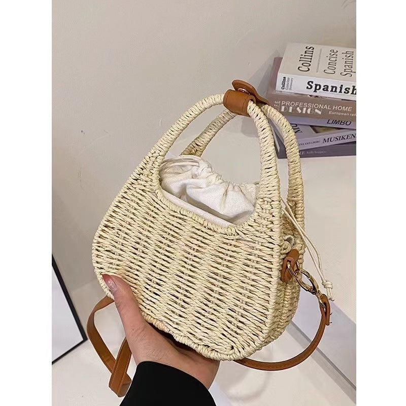 Fashionable wicker handbag with elegant leather detail Kalsten