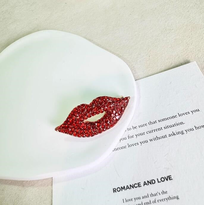 Glittering Lip Brooch Kalsten