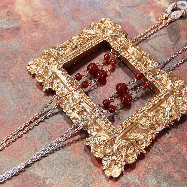 Elegant jewelry holder chain with red accents Kalsten