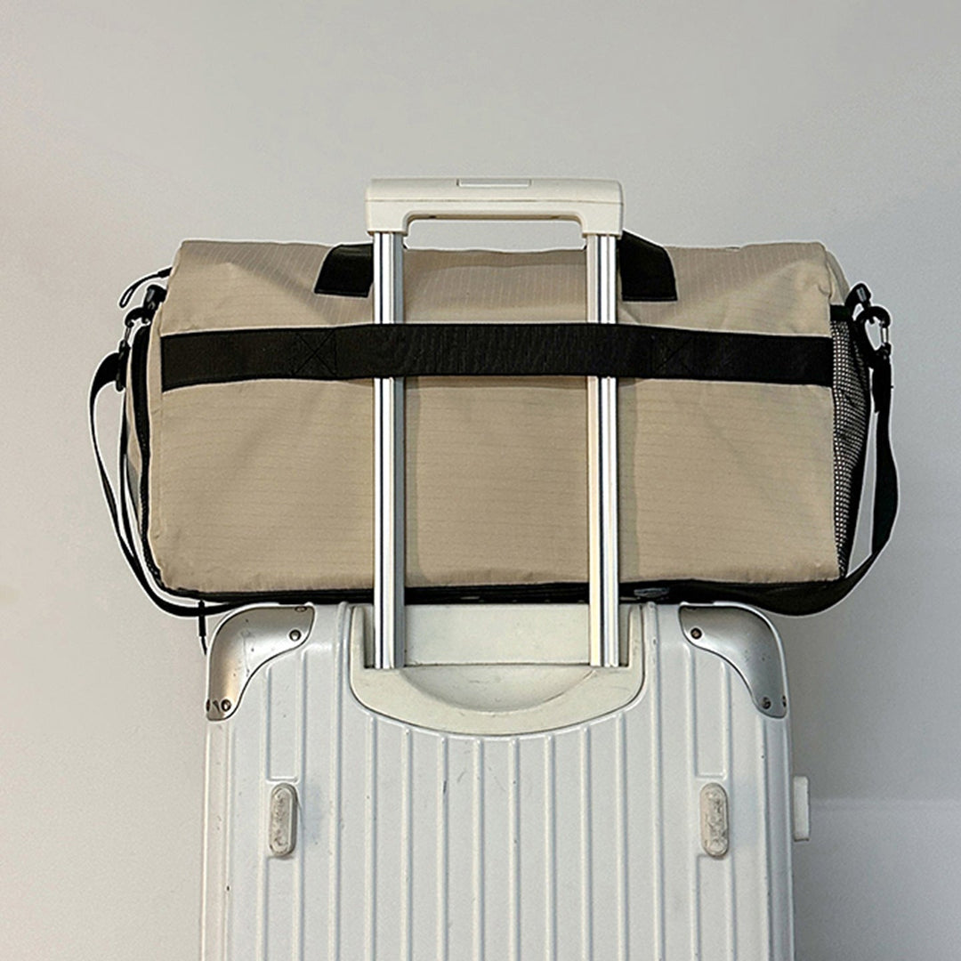 Sporty travel bag with reinforced carrying system and secure interior Kalsten