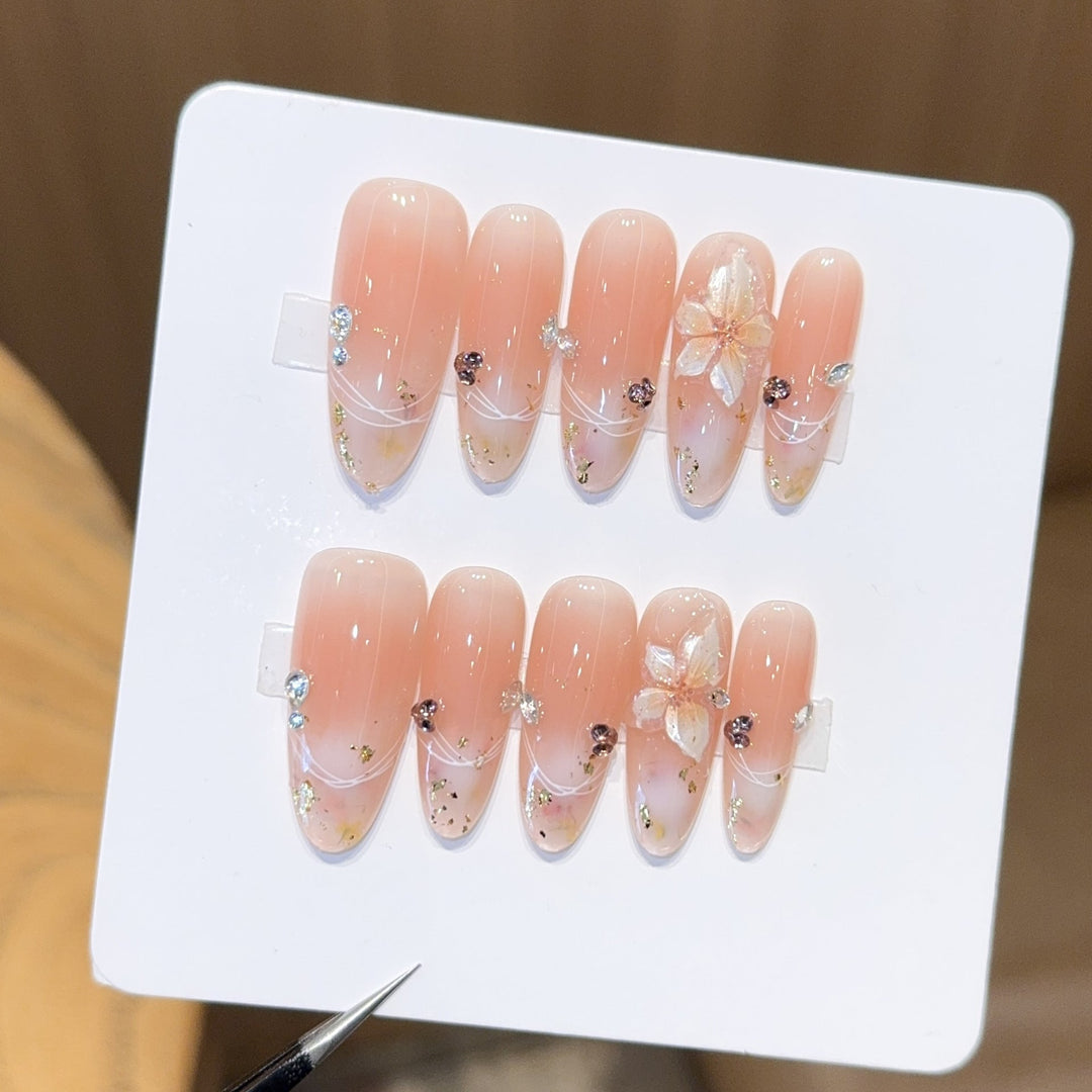 Artificial nails with delicate flower and glitter detail Kalsten
