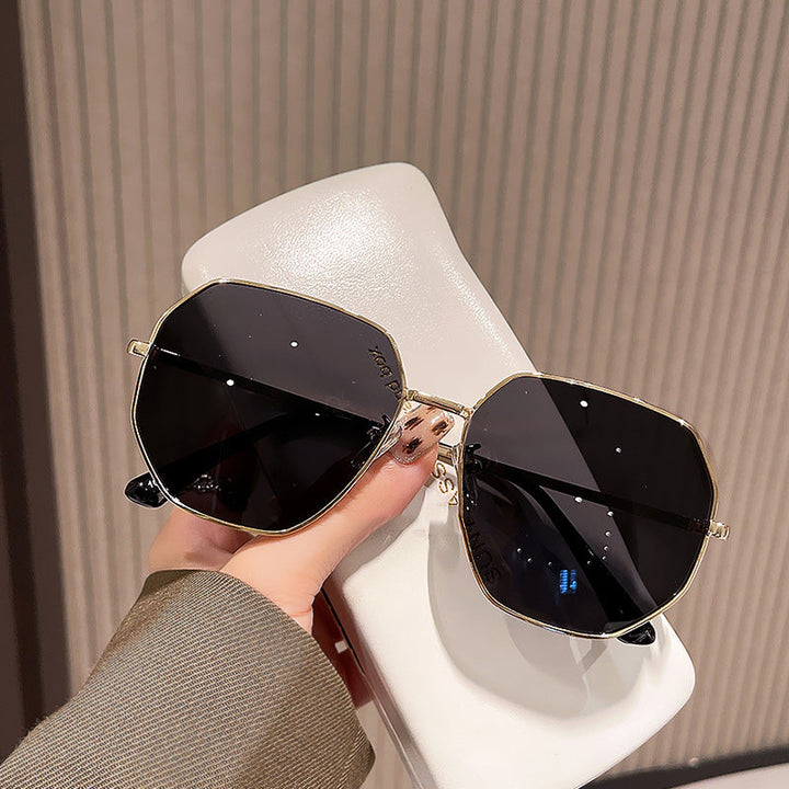 Women's fashionable geometric sunglasses with protective UV filter and stylish frame Kalsten