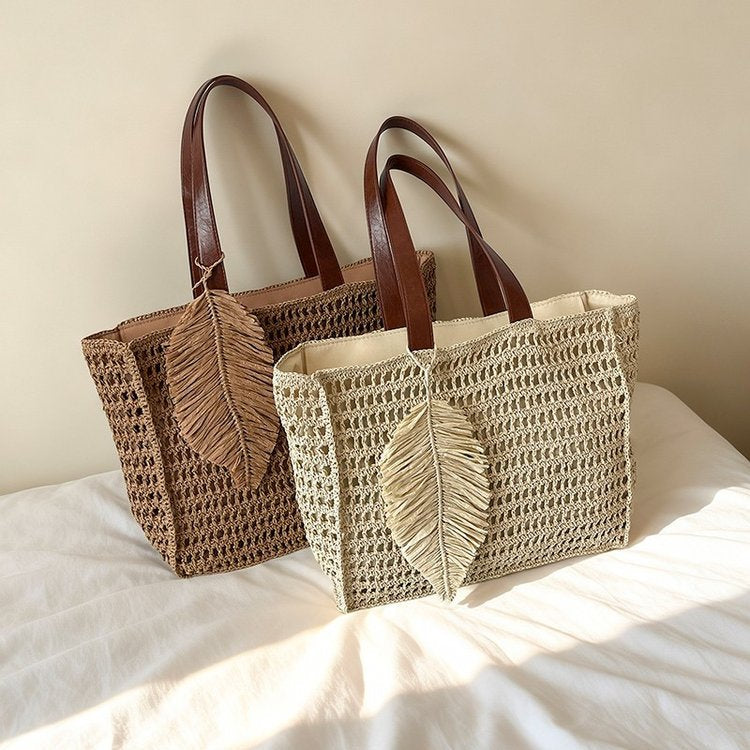 Handbag made of hand-woven natural material with decorative leaf shape design Kalsten