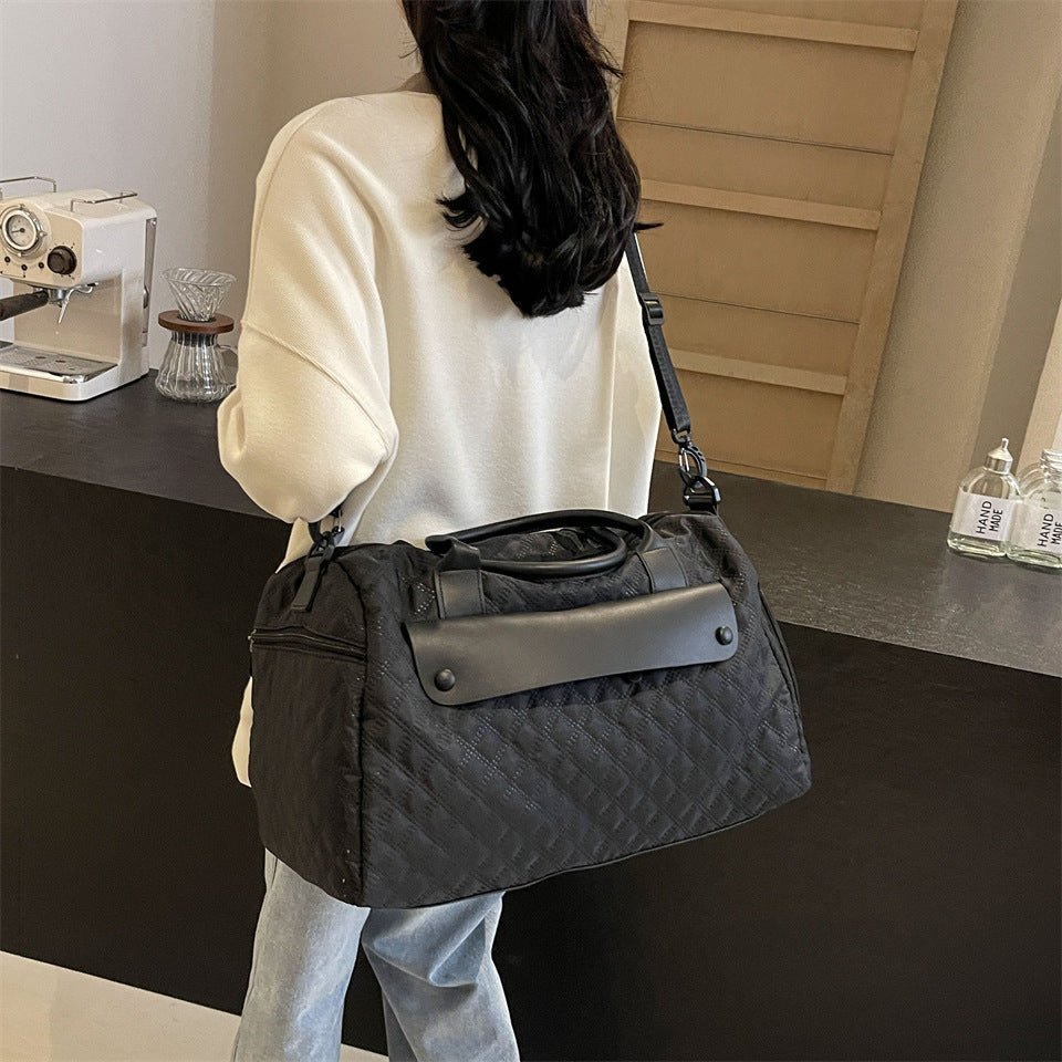 Sporty travel bag with ergonomic carrying system and water-repellent material Kalsten