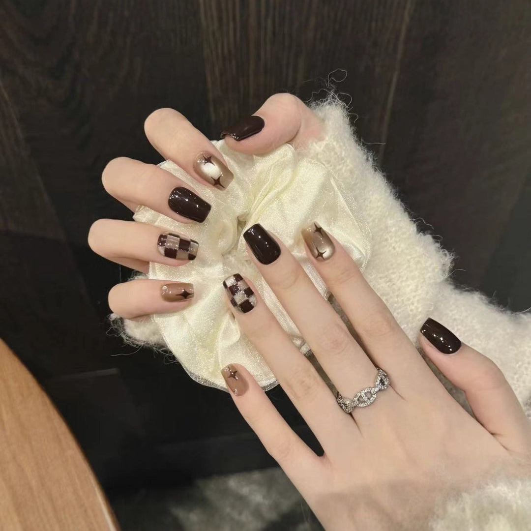 Artificial Nails in Elegant Checkered Pattern Kalsten