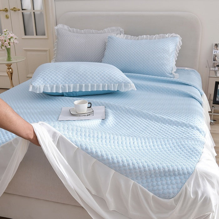 Ladies elegant bedspread set with decorative ruffled hem Kalsten