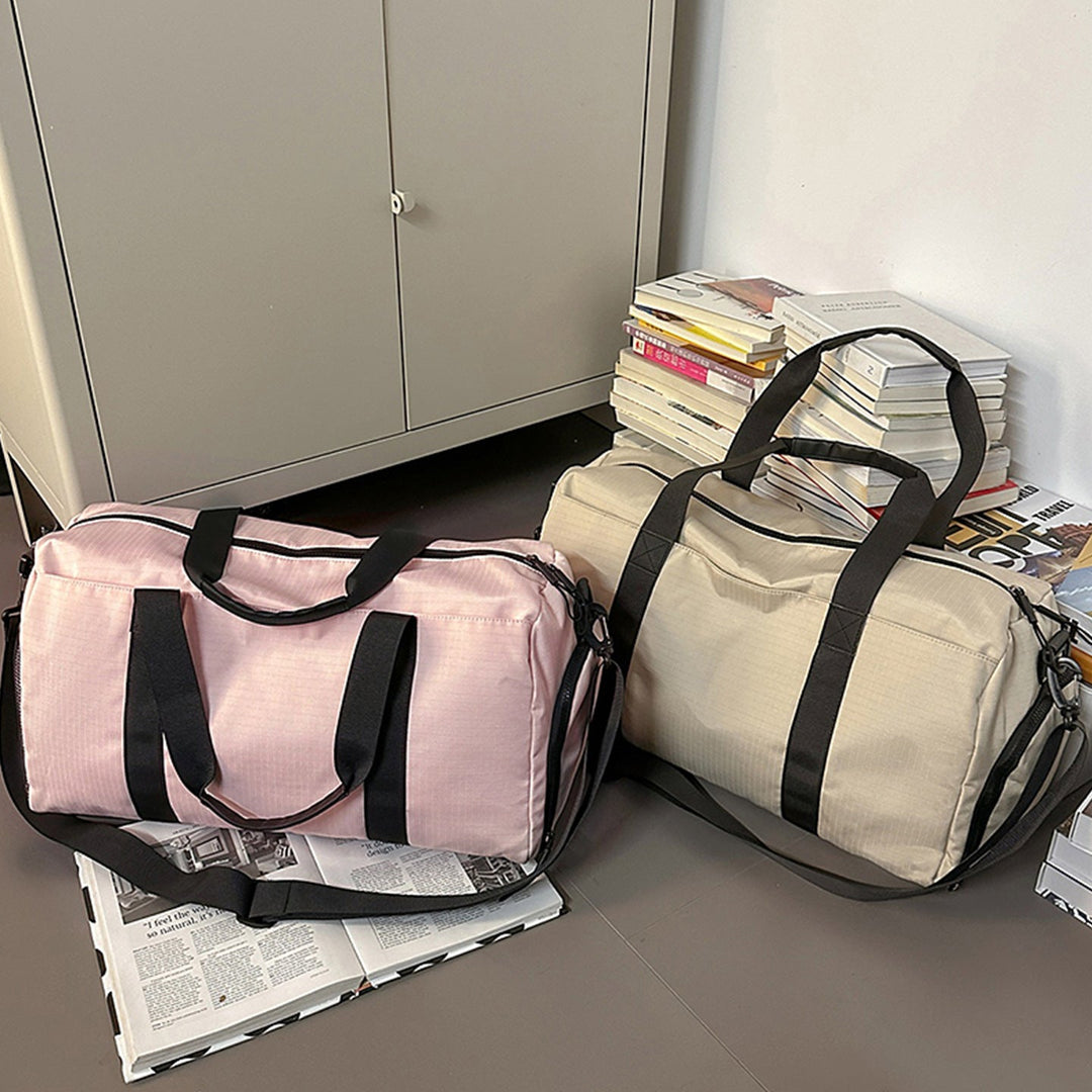 Sporty travel bag with reinforced carrying system and secure interior Kalsten
