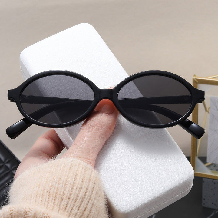 Women's fashionable sunglasses with oval frame and golden accents Kalsten