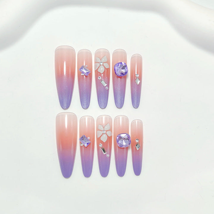 Artistic fingernails with delicate rhinestone details Kalsten